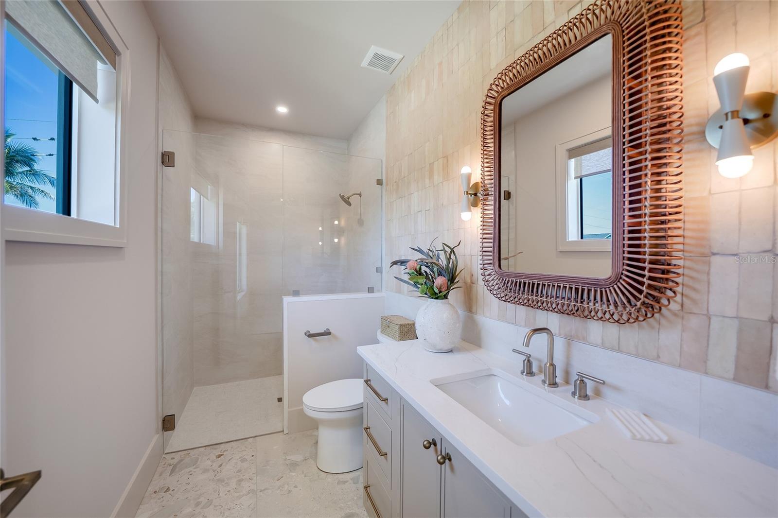 A4704981 Property Photo