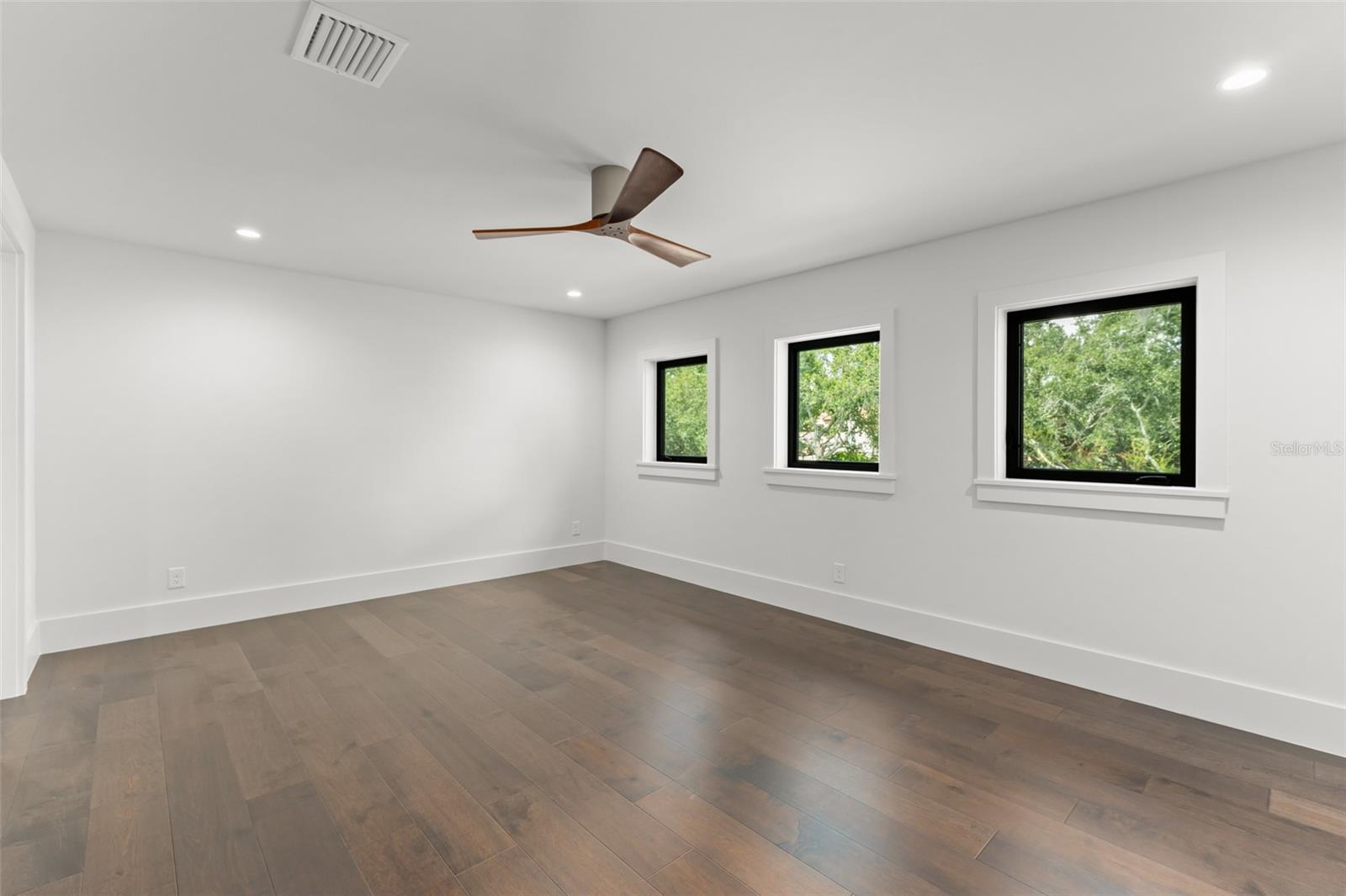 O6439156 Property Photo