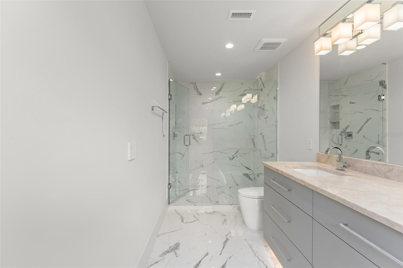 O6439156 Property Photo