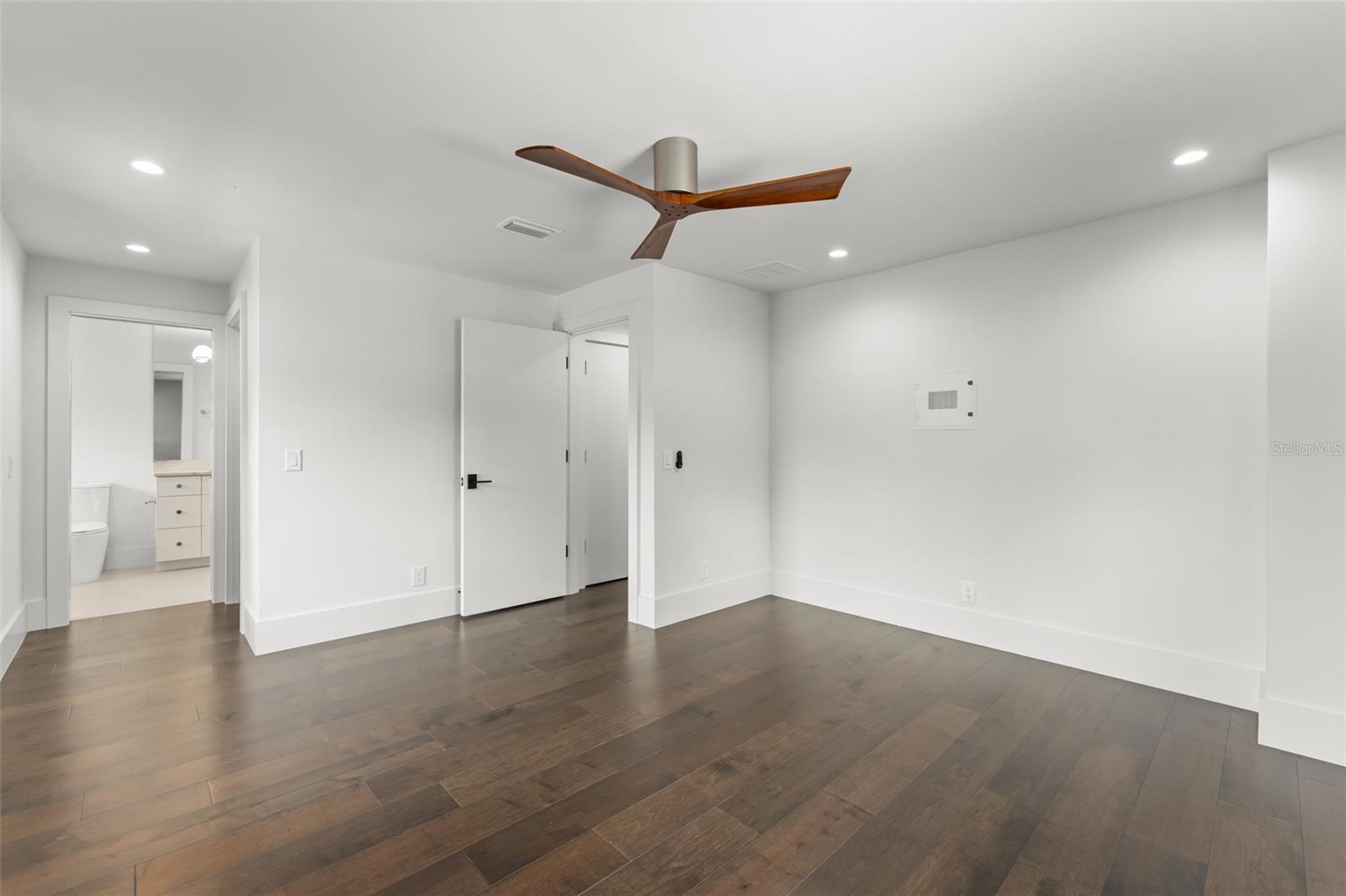O6439156 Property Photo