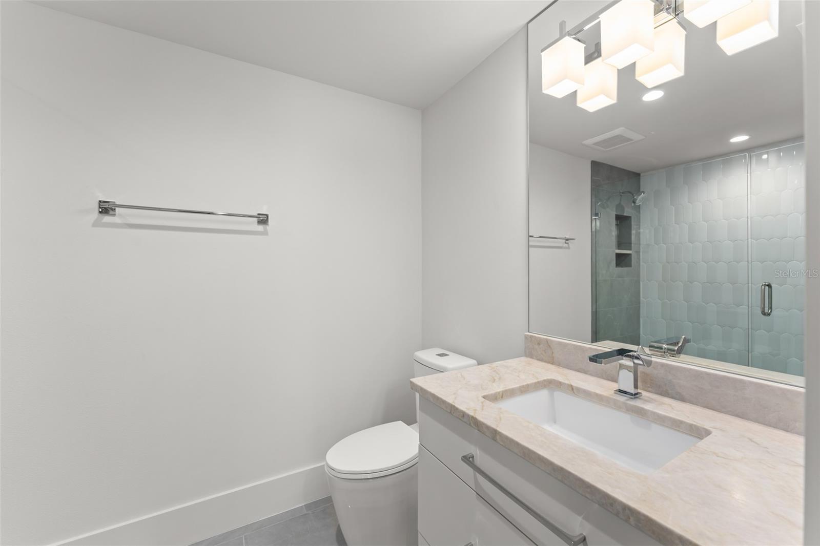 O6439156 Property Photo