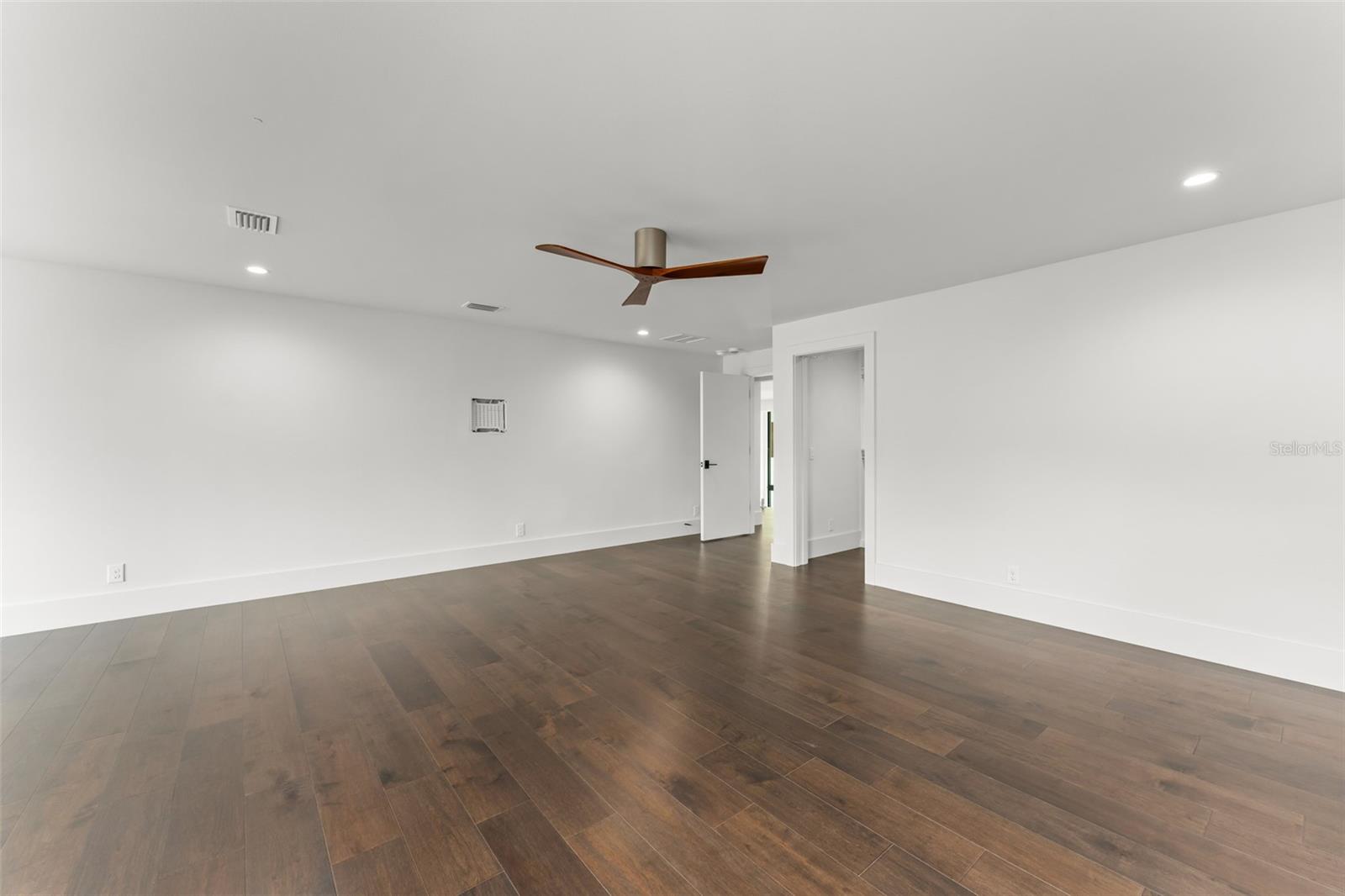 O6439156 Property Photo