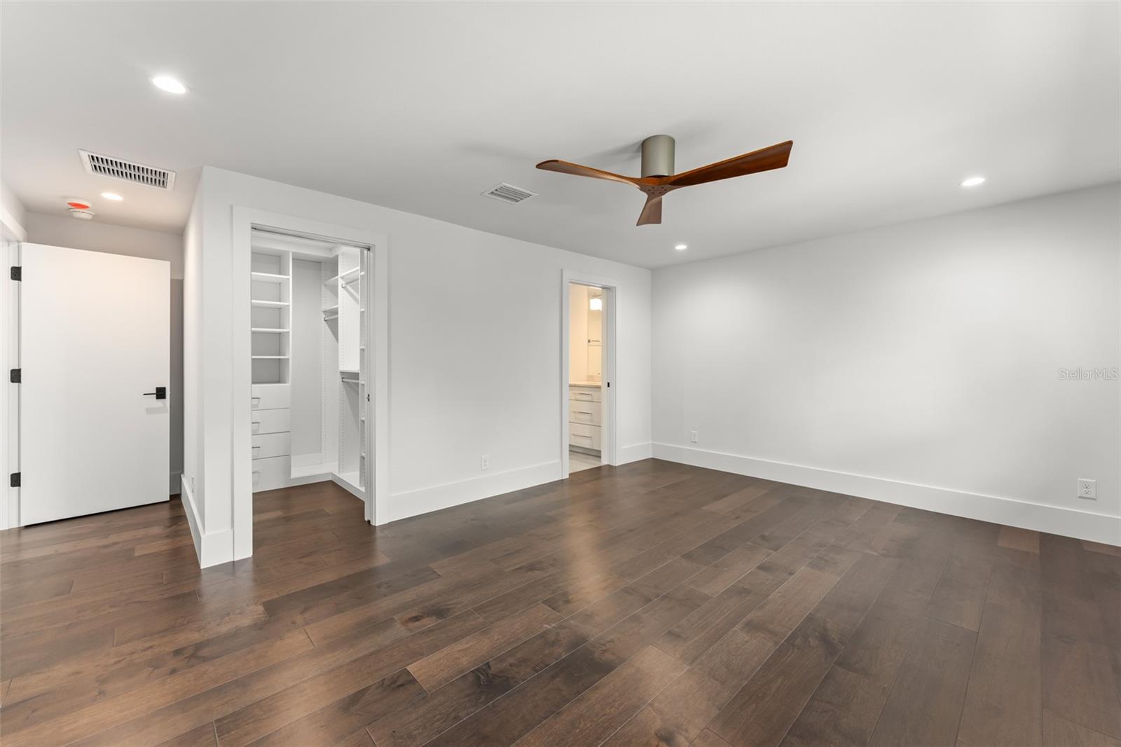 O6439156 Property Photo