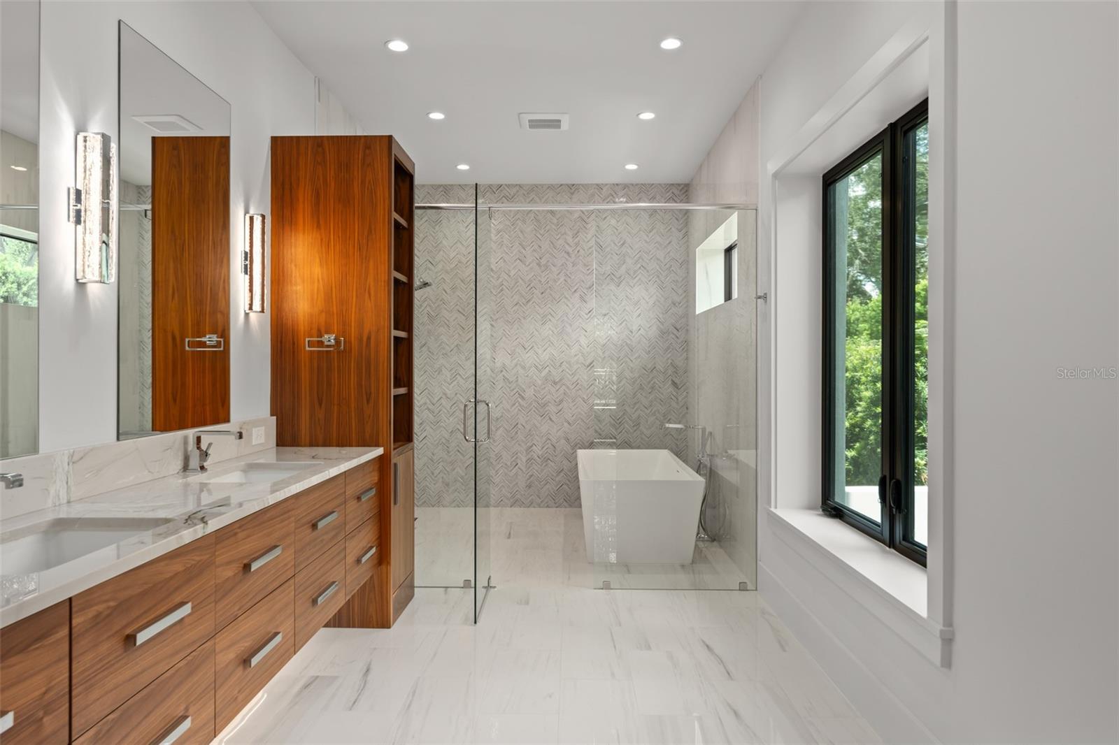 O6439156 Property Photo
