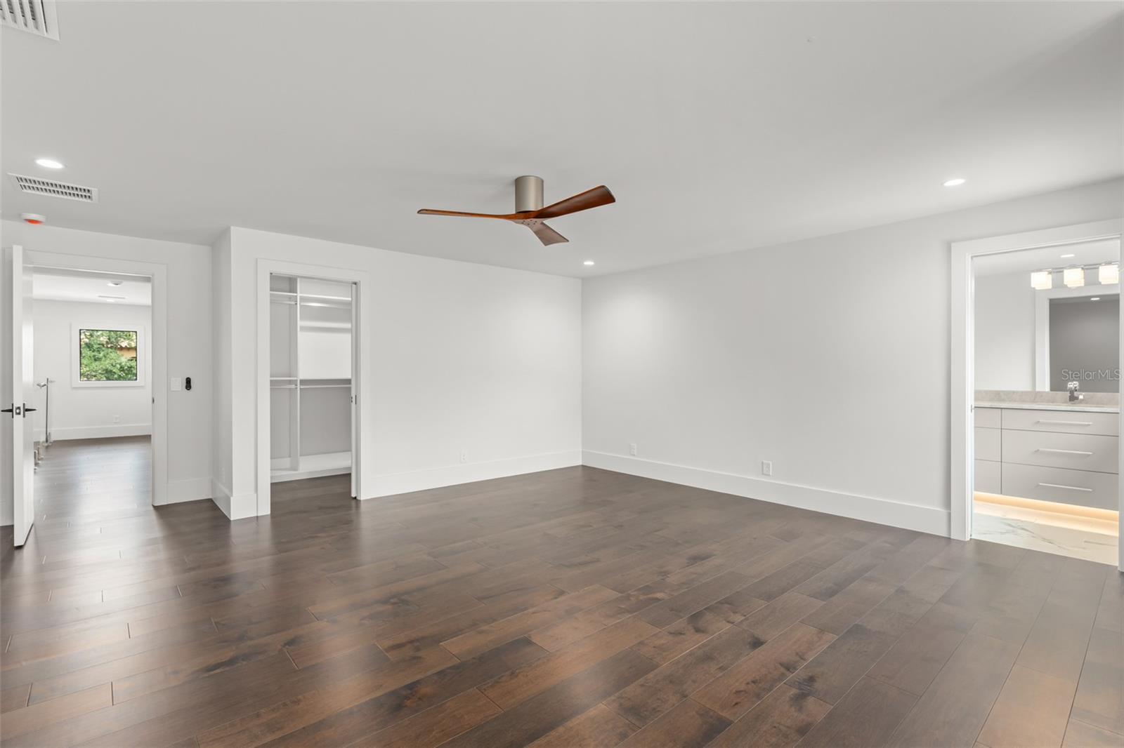 O6439156 Property Photo