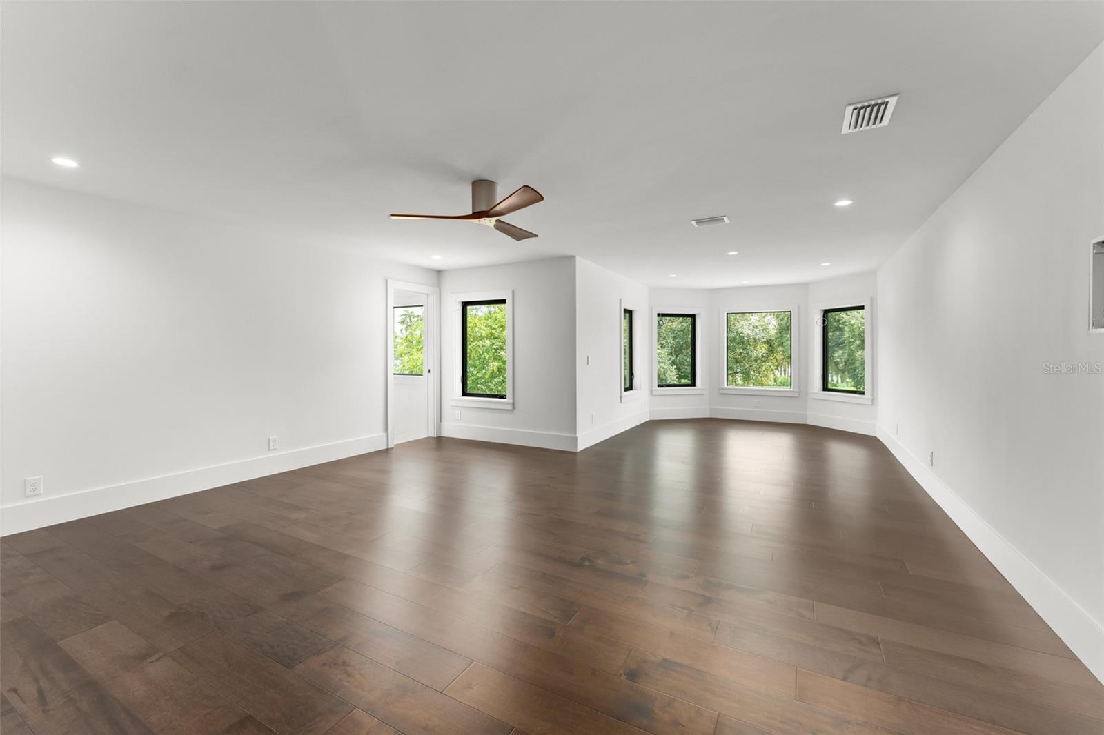 O6439156 Property Photo