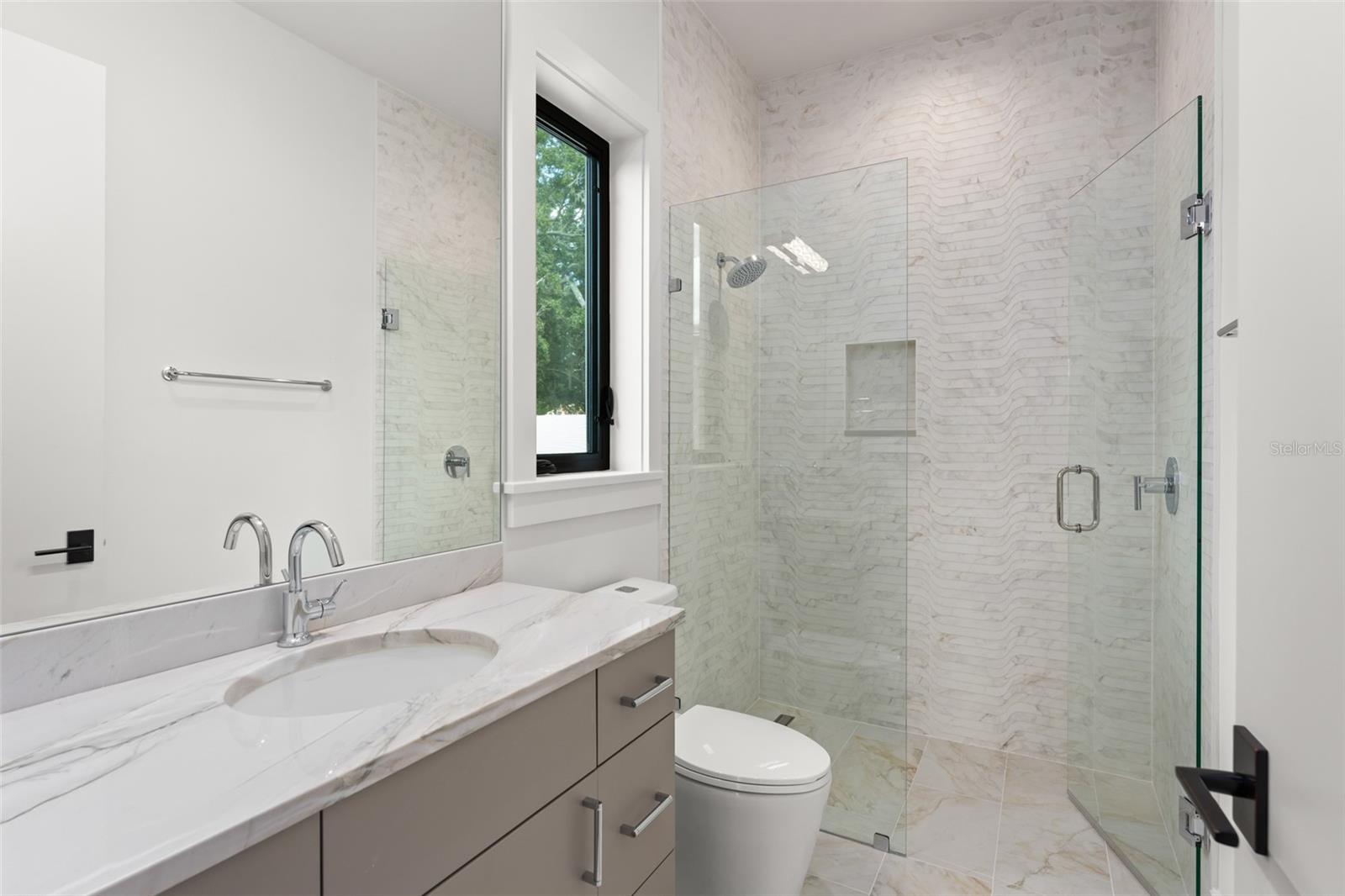 O6439156 Property Photo