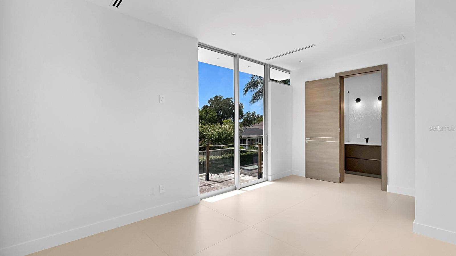 O6439181 Property Photo