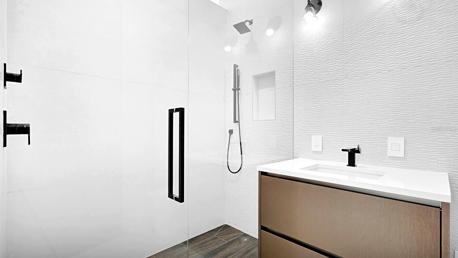 O6439181 Property Photo