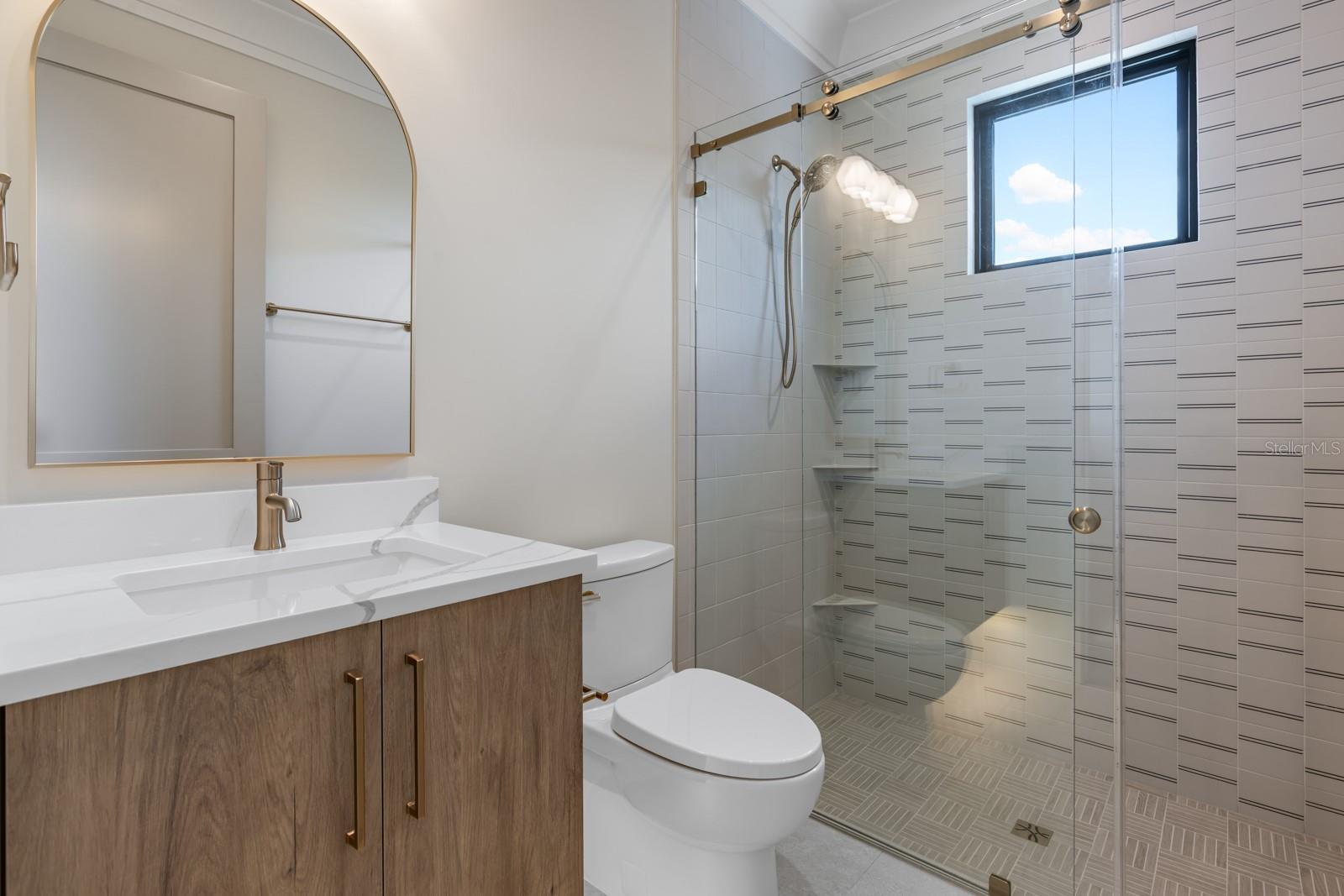 O6439388 Property Photo