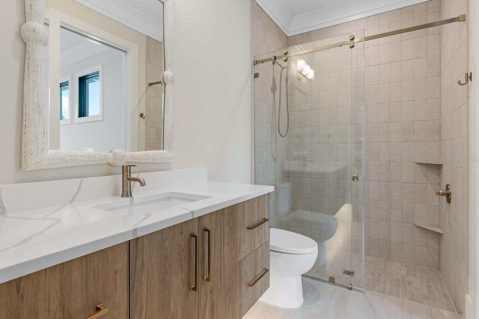 O6439388 Property Photo