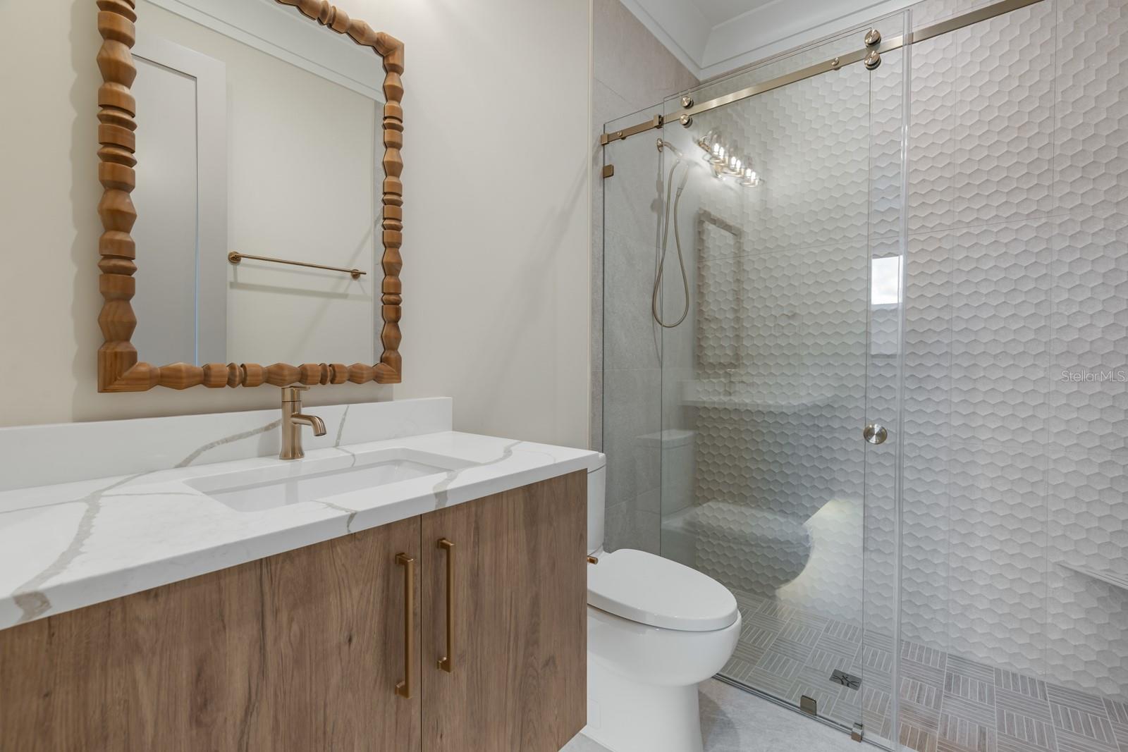 O6439388 Property Photo