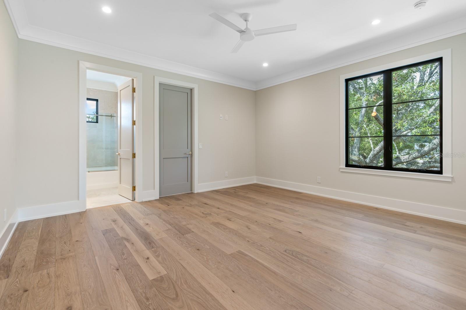 O6439388 Property Photo