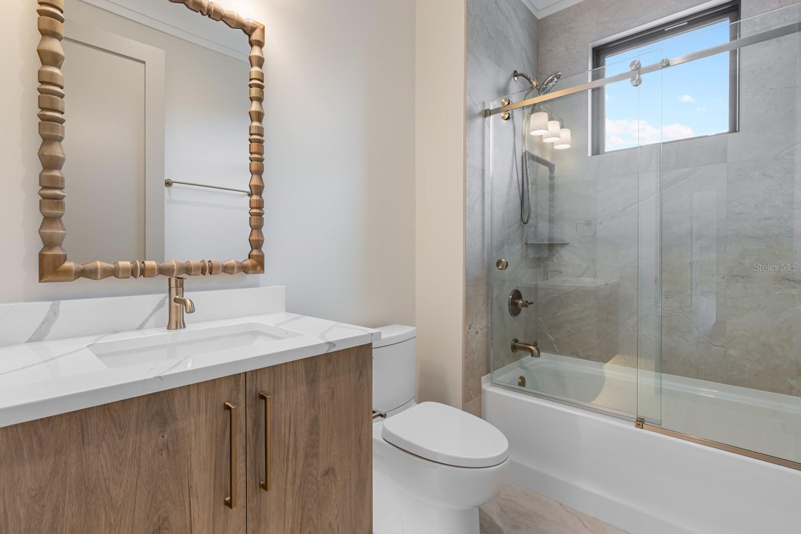 O6439388 Property Photo