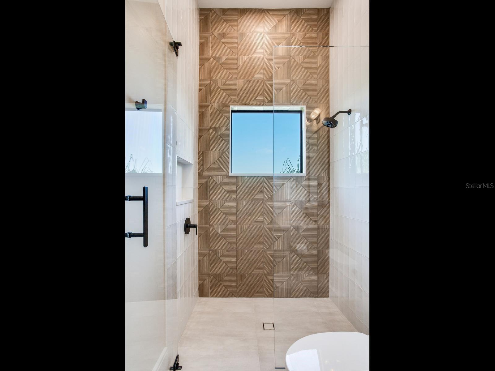 TB8546068 Property Photo