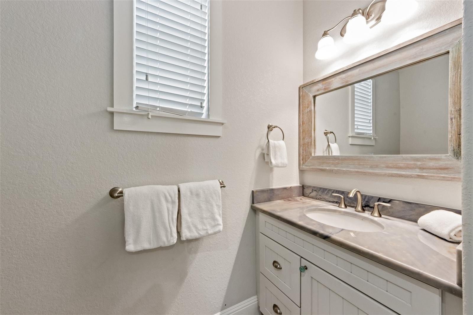 A4706045 Property Photo