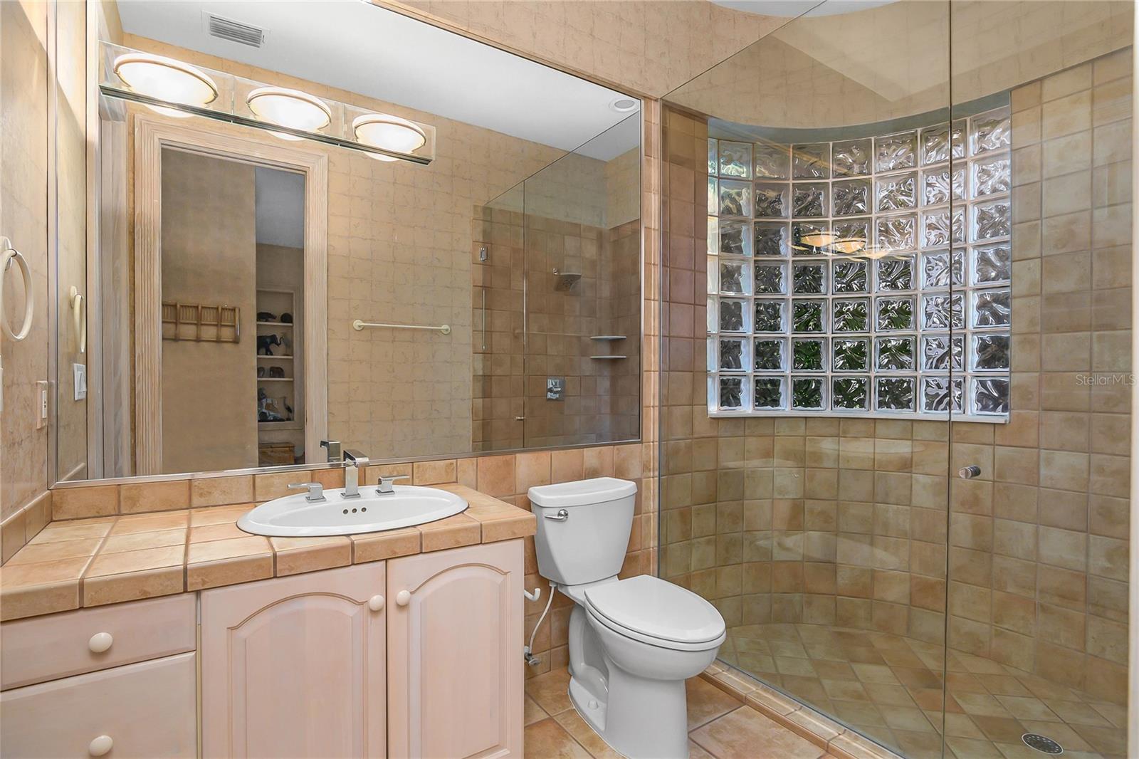 O6441910 Property Photo