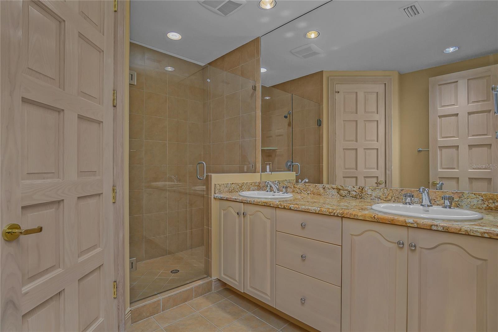 O6441910 Property Photo