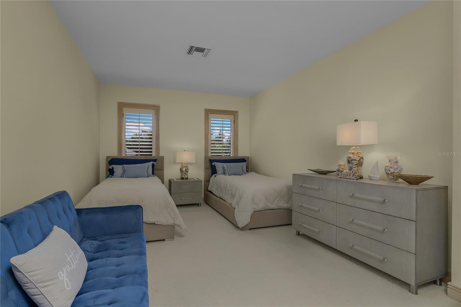 O6441910 Property Photo