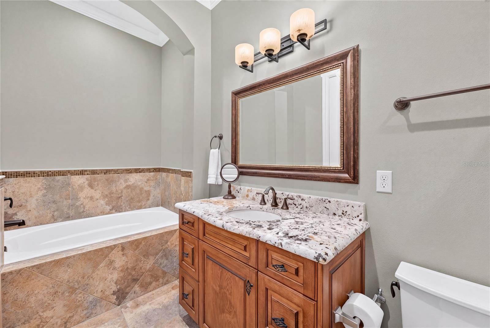 O6443311 Property Photo