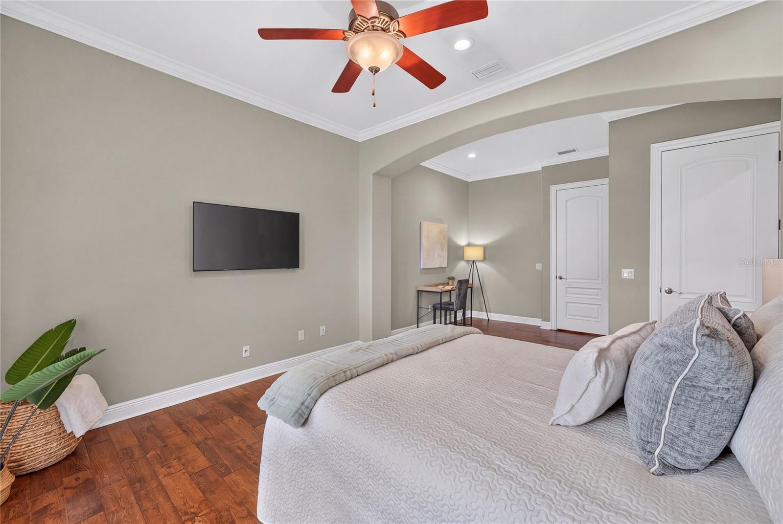 O6443311 Property Photo