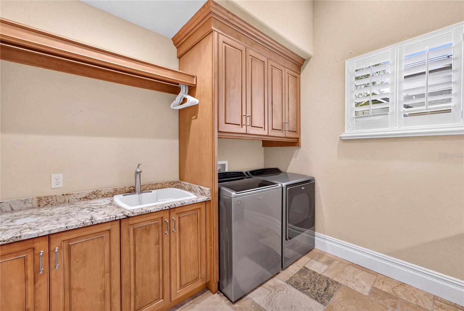 O6443311 Property Photo