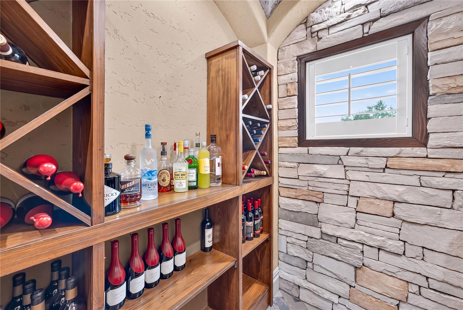 O6443311 Property Photo