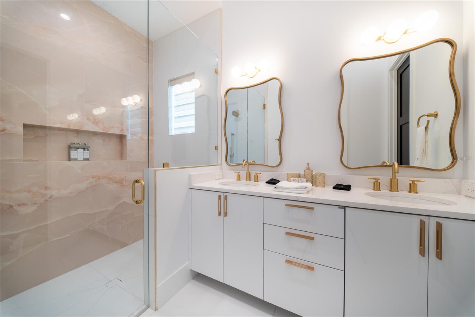 O6444760 Property Photo