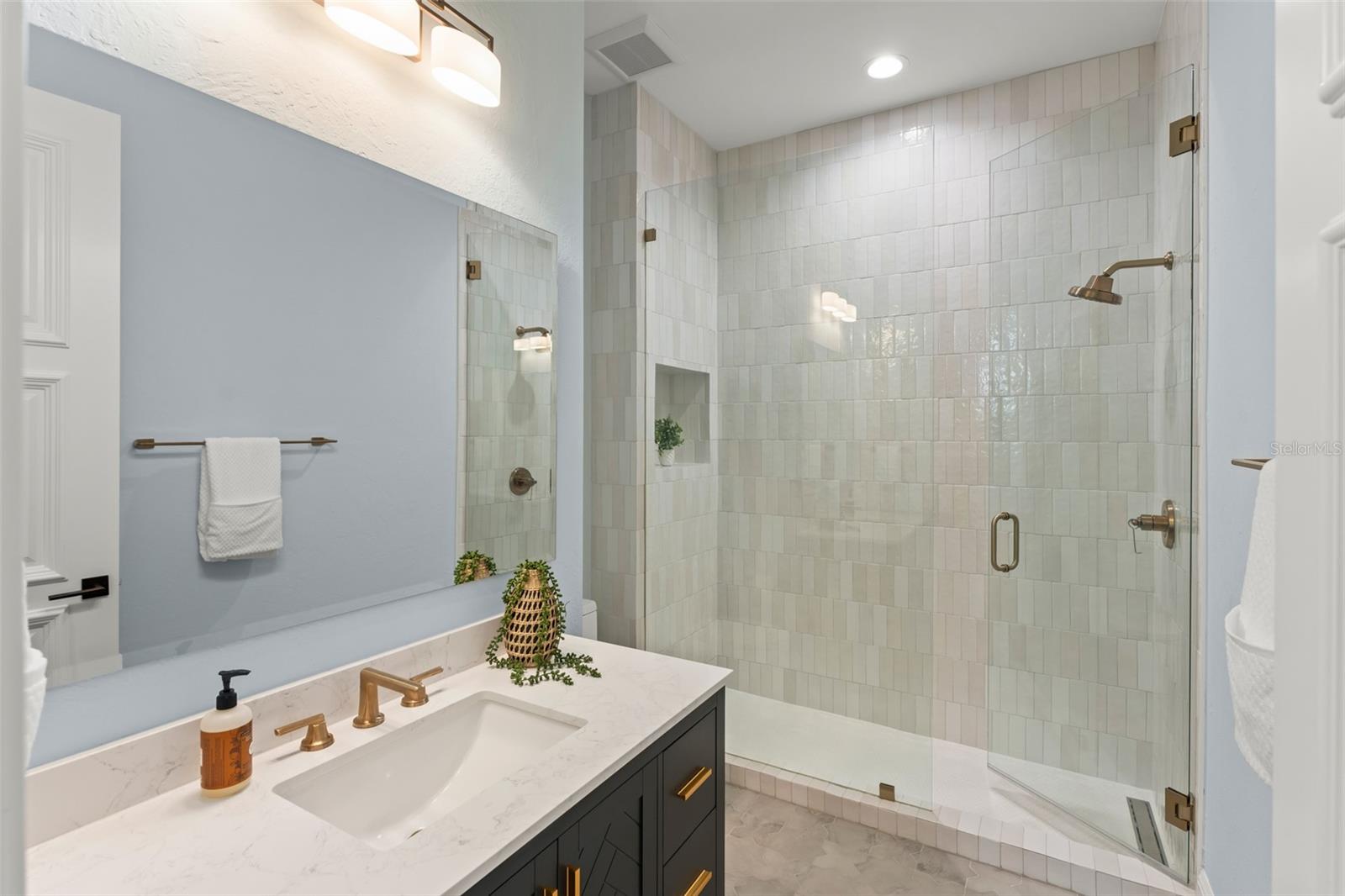 O6445177 Property Photo