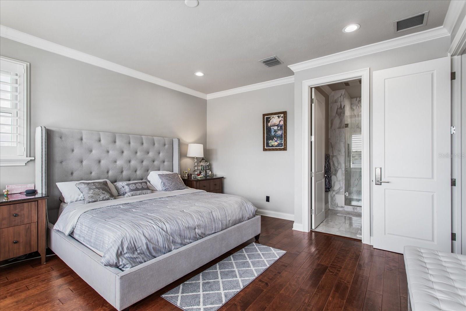 O6447990 Property Photo