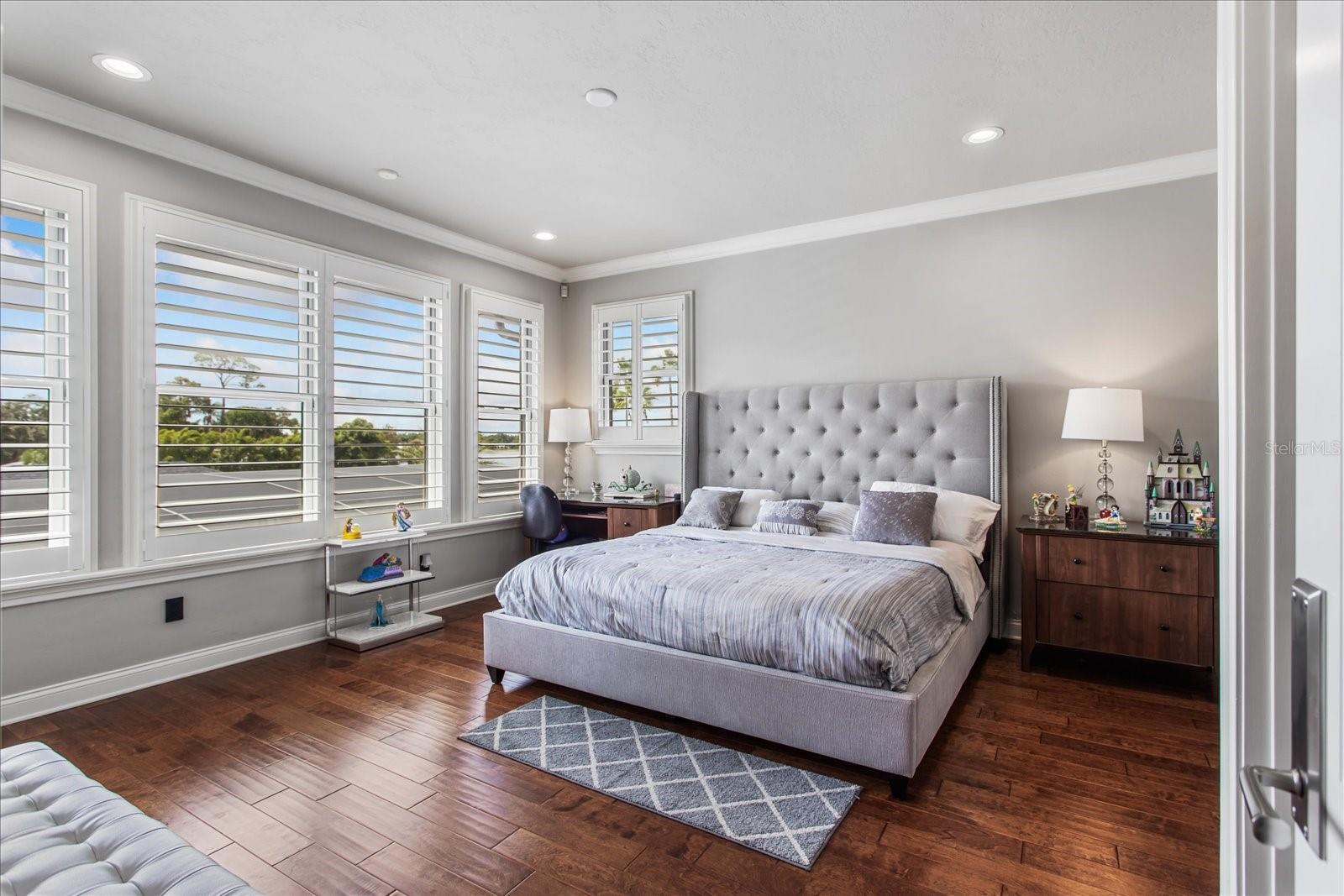 O6447990 Property Photo