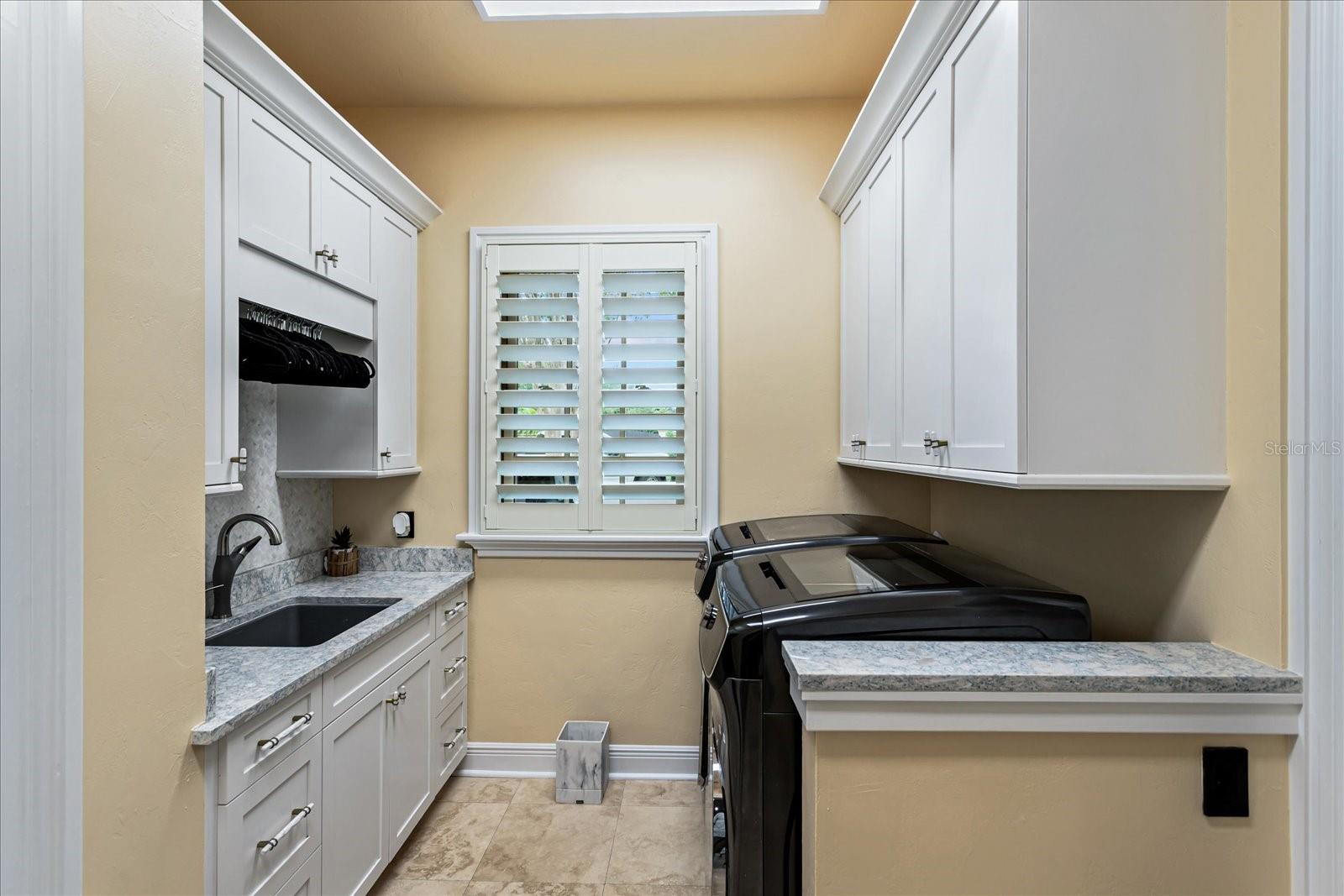 O6447990 Property Photo