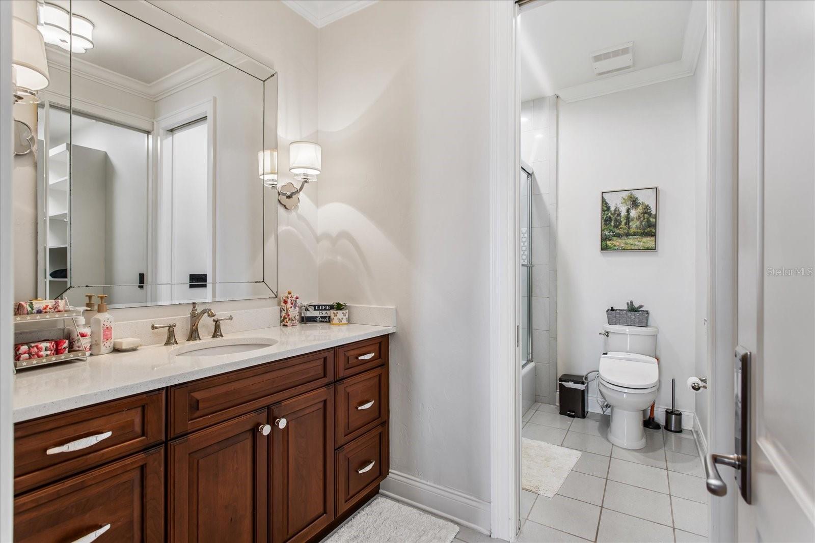 O6447990 Property Photo