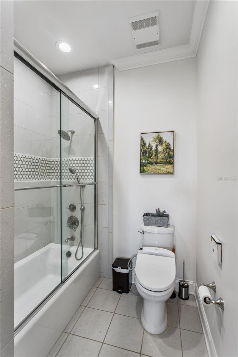 O6447990 Property Photo