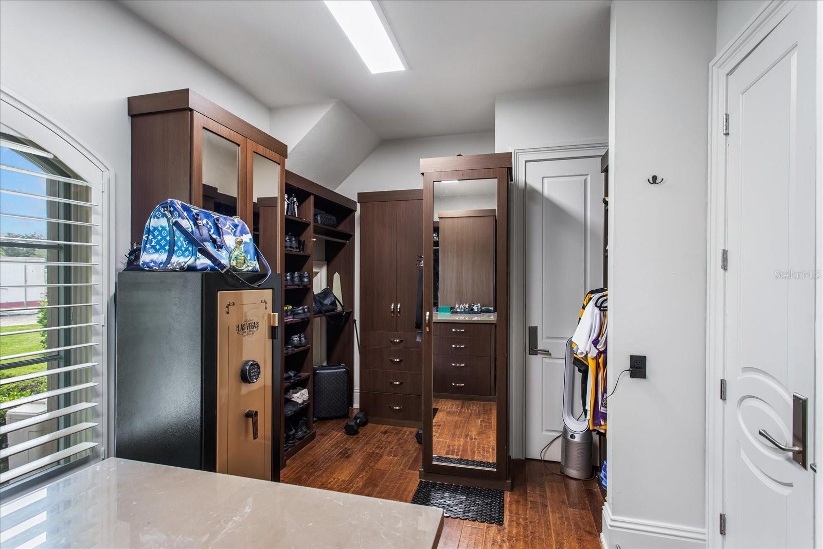 O6447990 Property Photo