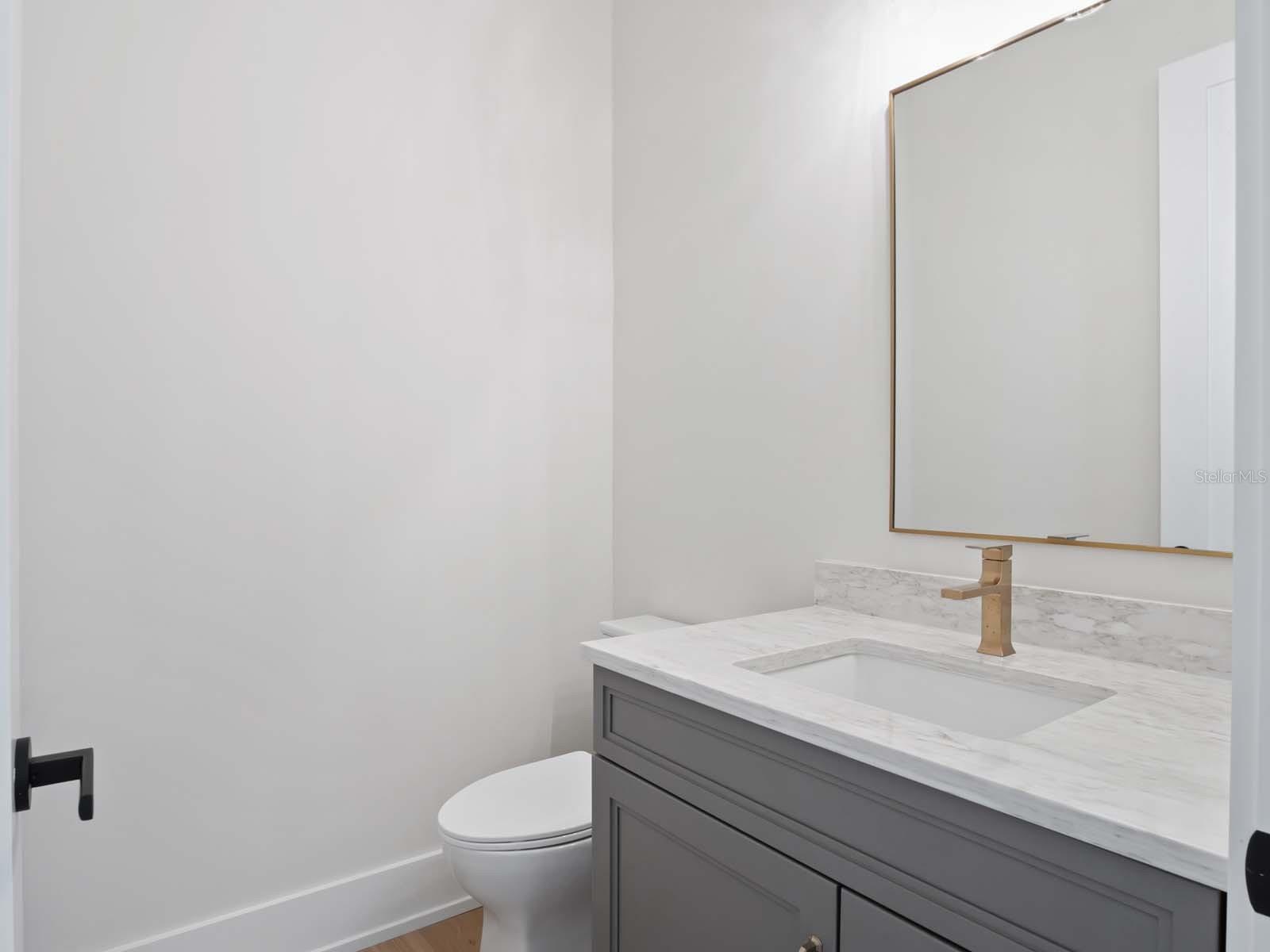 O6448037 Property Photo