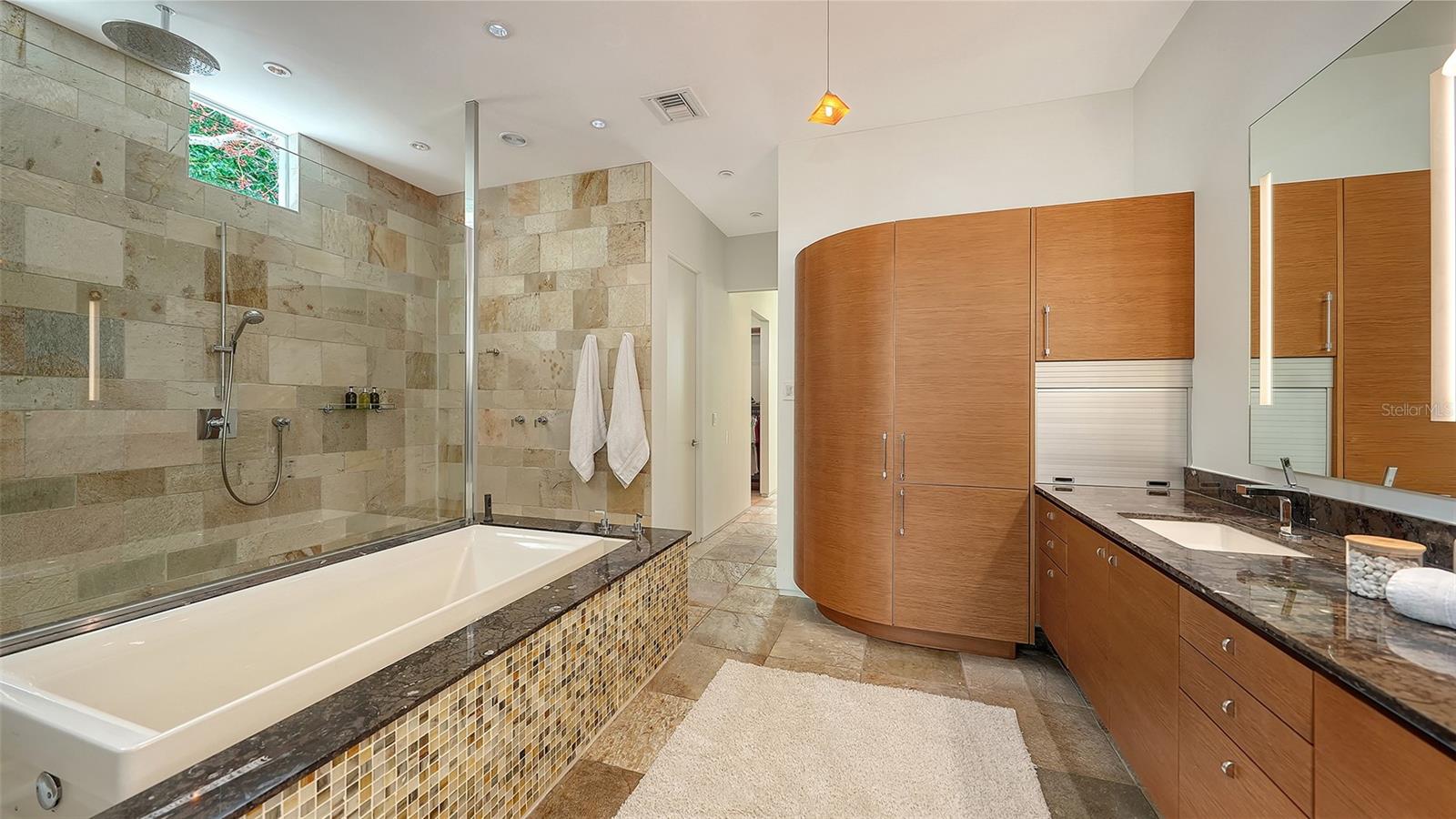 A4709403 Property Photo